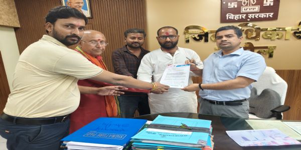 मिथिला के पारंपरिक पाग के अपमान पर भाजपा युवा मोर्चा ने डीएम को सौंपा ज्ञापन, निष्पक्ष जांच की मांग
