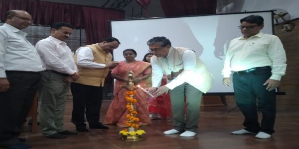 पढ़ाई के साथ खेलकूद और सामाजिक गतिविधियों में भी भाग लें छात्र : कुलपति