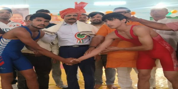 मीरजापुर : प्रदेश स्तरीय कुश्ती प्रतियोगिता शुरू, 13 मंडलों के पहलवान दिखा रहे दमखम