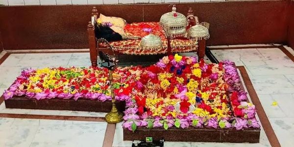 नवादा के हयहट्ट देवी मंदिर में प्रतिमा नहीं, सिंहासन की होती है पूजा