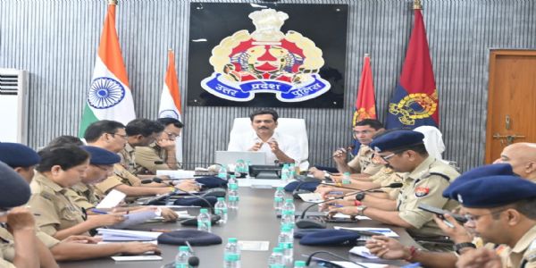 मुख्यमंत्री योगी के वाराणसी दौरे से पहले अलर्ट मोड में पुलिस, कमिश्नर ने अफसरों संग की बैठक