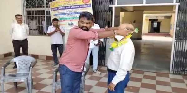 विलंब से पहुंचे सरकारी कर्मचारियों को विधायक ने पहनाई माला