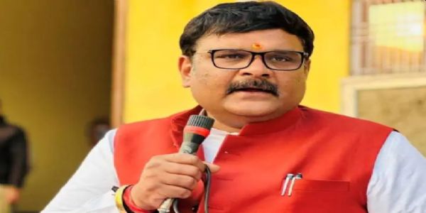कन्नौज: पूर्व सांसद सुब्रत पाठक की एस्कॉर्ट गाड़ी दुर्घटनाग्रस्त, एक सिपाही की मौत