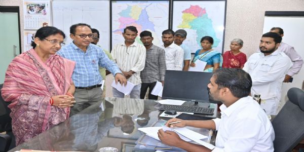 जनदर्शन में कलेक्टर ने सुनीं नागरिकों की समस्याएं, समय-सीमा में निराकरण के निर्देश
