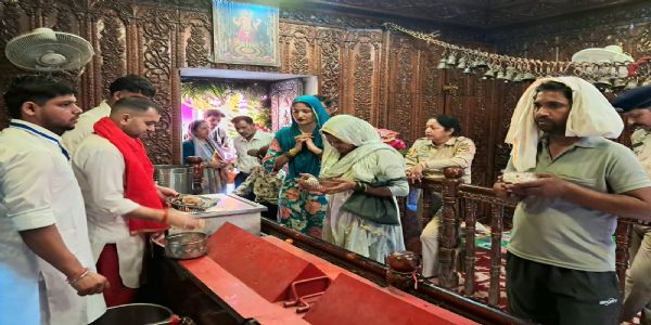 तीसरे नवरात्र पर माता बाला सुंदरी मंदिर त्रिलोकपुर में उमड़ा आस्था का सैलाब, 10 हजार श्रद्धालुओं ने टेका माथा