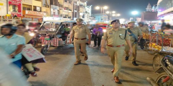 त्योहारों को लेकर पुलिस अलर्ट, एसएसपी ने गोरखनाथ क्षेत्र में किया पैदल गश्त