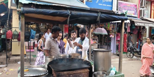 खाद्य सुरक्षा विभाग के छापे के दाैरान कई प्रतिष्ठानों को नोटिस