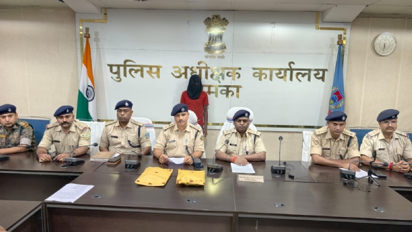 प्रेसवार्ता कर जानकारी देते एसपी एवं गिरफ्तार आरोपी प्रेसवार्ता कर जानकारी देते एसपी एवं गिरफ्तार आरोपी