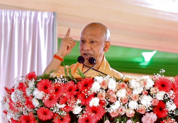 बरेली में जनसभा के दौरान जनता का अभिवादन करते मुख्यमंत्री योगी आदित्यनाथ।