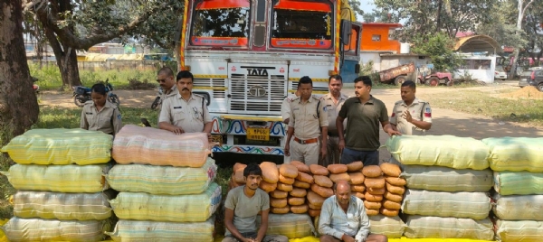 जप्त गांजा व वाहन के साथ आरोपी जप्त गांजा व वाहन के साथ आरोपी