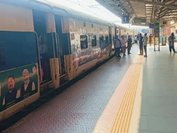 अनूपपुर में रेलवे स्टेशन रूकी मेमाे अनूपपुर में रेलवे स्टेशन रूकी मेमाे