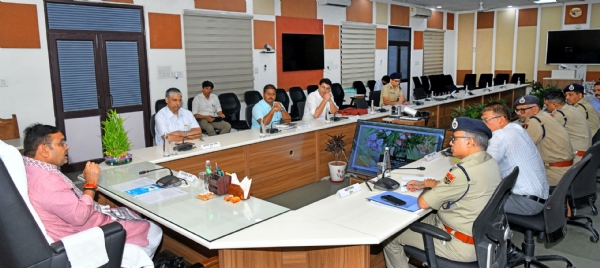 कानून व्यवस्था की बैठक लेते हुए मुख्यमंत्री शर्मा।