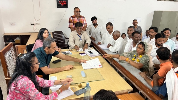 सागवाडा विधायक की बेटी नामांकन दाखिल करते हुए सागवाडा विधायक की बेटी नामांकन दाखिल करते हुए
