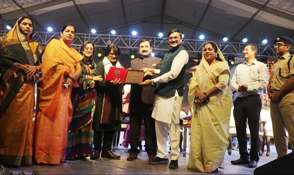 किशोर कुमार राष्ट्रीय सम्मान अलंकरण समारोह 2026 में अभिनेता रघुवीर यादव को अलंकृत करते हुए अतिथि किशोर कुमार राष्ट्रीय सम्मान अलंकरण समारोह 2026 में अभिनेता रघुवीर यादव को अलंकृत करते हुए अतिथि