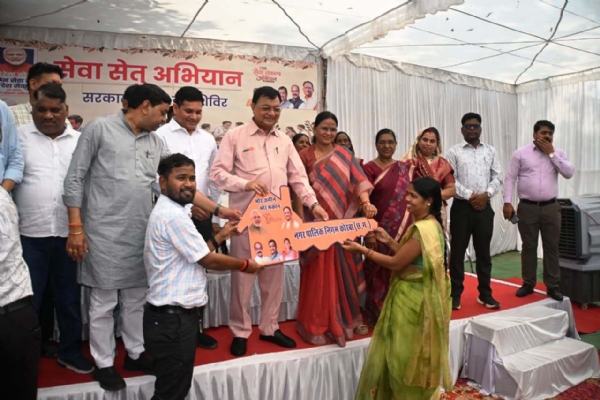 कोरबा: दर्री जोन में लगा ‘सरकार आपके द्वार’ शिविर, उद्योग मंत्री लखनलाल देवांगन ने हितग्राहियों को बांटे चेक और आवास की चाबियां कोरबा: दर्री जोन में लगा ‘सरकार आपके द्वार’ शिविर, उद्योग मंत्री लखनलाल देवांगन ने हितग्राहियों को बांटे चेक और आवास की चाबियां