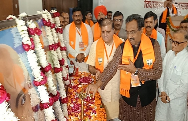 काशीपुर में भाजपा की विधानसभा विस्तारक एवं प्रभारी कार्यशाला के उद्घाटन सत्र में प्रदेश अध्यक्ष महेंद्र भट्ट, प्रदेश प्रभारी राम माधव और अन्य वरिष्ठ पदाधिकारी चित्र पर पुष्प अर्पित करते। काशीपुर में भाजपा की विधानसभा विस्तारक एवं प्रभारी कार्यशाला के उद्घाटन सत्र में प्रदेश अध्यक्ष महेंद्र भट्ट, प्रदेश प्रभारी राम माधव और अन्य वरिष्ठ पदाधिकारी चित्र पर पुष्प अर्पित करते।