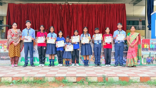 सम्मानित किए गए छात्र सम्मानित किए गए छात्र