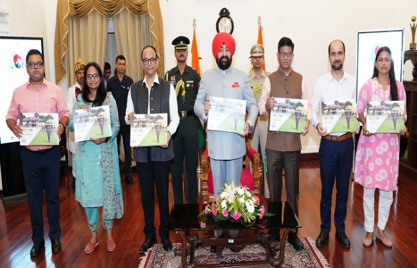 देहरादून स्थित लोक भवन में मंगलवार को ‘सेवा, समर्पण और नवाचार के पांच वर्ष’ कॉफी टेबल बुक का विमोचन करते राज्यपाल लेफ्टिनेंट जनरल गुरमीत सिंह (सेनि.)। देहरादून स्थित लोक भवन में मंगलवार को ‘सेवा, समर्पण और नवाचार के पांच वर्ष’ कॉफी टेबल बुक का विमोचन करते राज्यपाल लेफ्टिनेंट जनरल गुरमीत सिंह (सेनि.)।