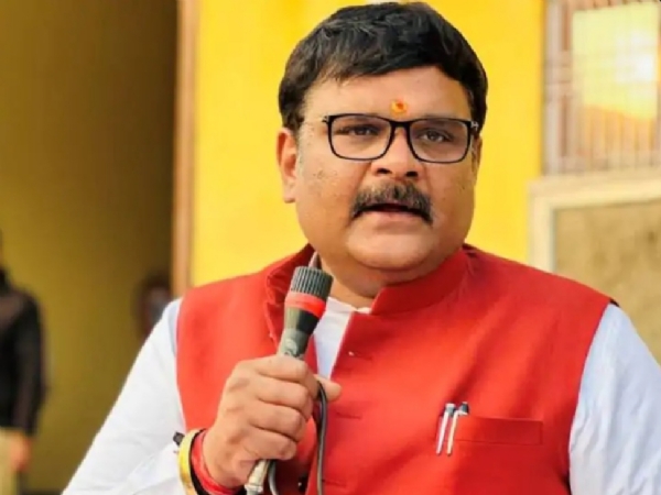 कन्नौज: पूर्व सांसद सुब्रत पाठक की स्कॉर्ट गाड़ी भीषण हादसे का शिकार