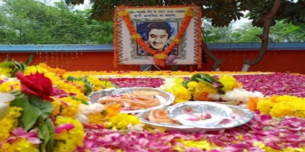 खंडवा में किशोर कुमार की समाधि पर लगा दूध-जलेबी का भोग खंडवा में किशोर कुमार की समाधि पर लगा दूध-जलेबी का भोग