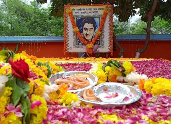 खंडवा में किशोर कुमार की समाधि पर लगा दूध-जलेबी का भोग खंडवा में किशोर कुमार की समाधि पर लगा दूध-जलेबी का भोग
