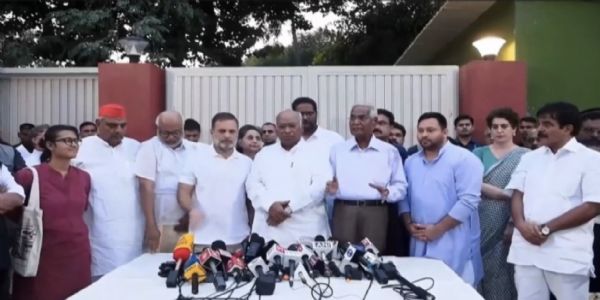 नई दिल्ली में मंगलवार को कांग्रेस सांसद राहुल गांधी के आवास पर एसआईआर के खिलाफ और मुख्य चुनाव आयुक्त ज्ञानेश कुमार के इस्तीफे की मांग को लेकर बैठक के बाद मीडिया को संबोधित करते इंडिया गठबंधन के नेता। बैठक में सोनिया गांधी, मल्लिकार्जुन खरगे, शशि थरूर, तेजस्वी यादव, सुप्रिया सुले और विभिन्न विपक्षी दलों के नेता शामिल हुए। (फोटो: हि.स.) नई दिल्ली में मंगलवार को कांग्रेस सांसद राहुल गांधी के आवास पर एसआईआर के खिलाफ और मुख्य चुनाव आयुक्त ज्ञानेश कुमार के इस्तीफे की मांग को लेकर बैठक के बाद मीडिया को संबोधित करते इंडिया गठबंधन के नेता। बैठक में सोनिया गांधी, मल्लिकार्जुन खरगे, शशि थरूर, तेजस्वी यादव, सुप्रिया सुले और विभिन्न विपक्षी दलों के नेता शामिल हुए। (फोटो: हि.स.)