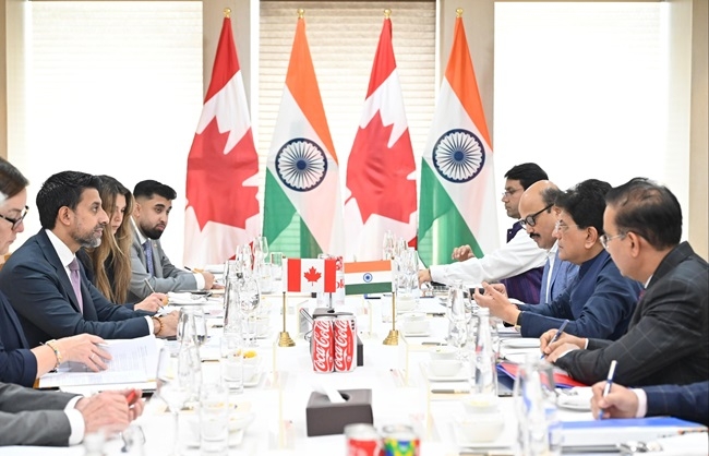 कनाडाई समकक्ष मनिंदर सिद्धू के साथ बातचीत करते पीयूष गोयल कनाडाई समकक्ष मनिंदर सिद्धू के साथ बातचीत करते पीयूष गोयल