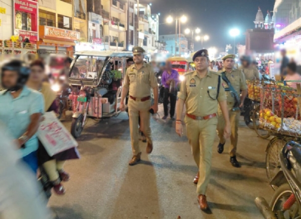 फोटो कैप्शन: आगामी त्योहारों के मद्देनजर गोरखनाथ क्षेत्र में पैदल गश्त कर सुरक्षा व्यवस्था का जायजा लेते वरिष्ठ पुलिस अधीक्षक गोरखपुर एवं अन्य पुलिस अधिकारी।