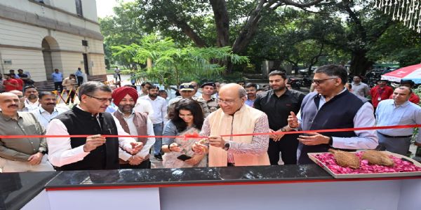 पीएमएमएल की कार्यकारी समिति के अध्यक्ष नृपेंद्र मिश्रा बुधवार को प्रधानमंत्री संग्रहालय परिसर में अमूल उत्पादों का नया कियोस्क शुरू करते हुए पीएमएमएल की कार्यकारी समिति के अध्यक्ष नृपेंद्र मिश्रा बुधवार को प्रधानमंत्री संग्रहालय परिसर में अमूल उत्पादों का नया कियोस्क शुरू करते हुए