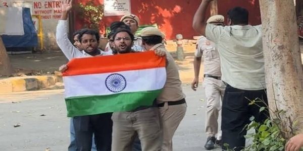 जंतर-मंतर पर प्रदर्शन करते जंतर-मंतर पर प्रदर्शन करते