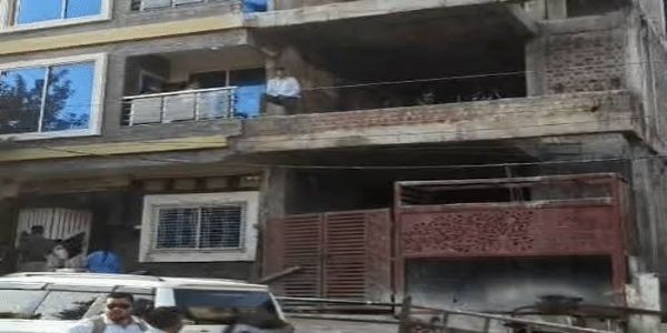 इंदौर के बाणगंगा इलाके में सुबह 6 बजे से कार्रवाई चल रही है इंदौर के बाणगंगा इलाके में सुबह 6 बजे से कार्रवाई चल रही है