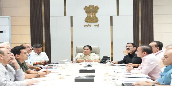 मुख्यमंत्री रेखा गुप्ता कैबिनेट बैठक की अध्यक्षता करते हुए। मुख्यमंत्री रेखा गुप्ता कैबिनेट बैठक की अध्यक्षता करते हुए।