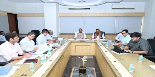 मुख्यमंत्री ने स्वास्थ्य व चिकित्सा शिक्षा विभाग के कामकाज की उच्चस्तरीय समीक्षा की