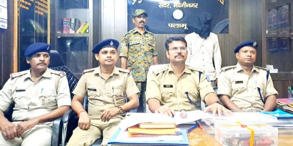 हथियार लेकर घूम रहे युवक को पुलिस ने किया गिरफ्तार
