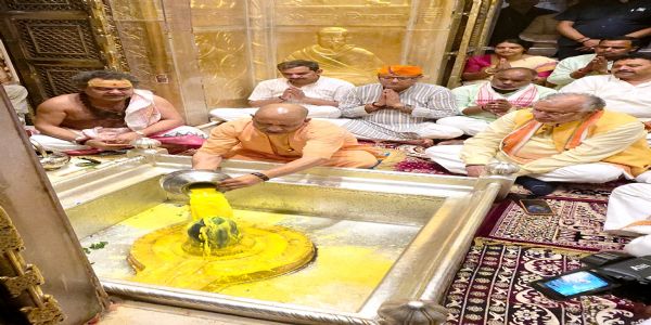 मुख्यमंत्री योगी आदित्यनाथ ने काशी कोतवाल और बाबा विश्वनाथ के दरबार में लगाई हाजिरी