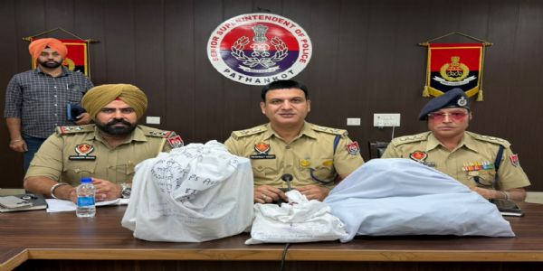 पठानकोट में तस्करी मॉड्यूल की एक महिला सहित दो संचालक गिरफ्तार,7.8 किलो हेरोइन बरामद