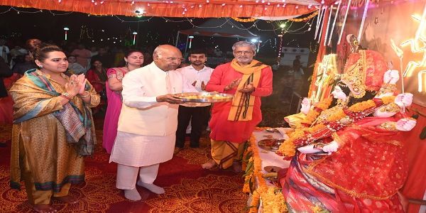 लखनऊ के जन भवन में गरबा महोत्सव की धूम: पूर्व राष्ट्रपति रामनाथ कोविंद ने मां दुर्गा की उतारी आरती