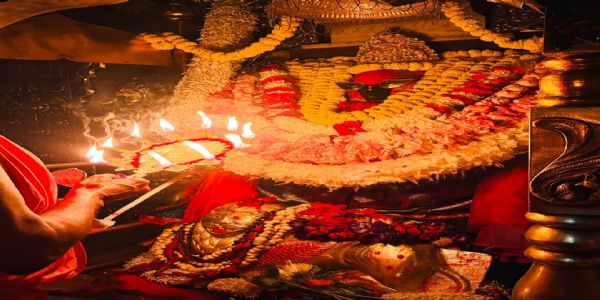 नवरात्र के चौथे दिन विंध्यधाम में उमड़ा श्रद्धा का सैलाब, मां के दर्शन को लगी लंबी कतार