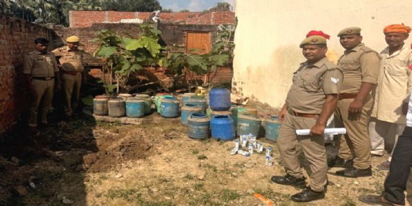 देतरिया : मदनपुर थाने में 62 मुकदमों से संबंधित 540 लीटर अवैध शराब नष्ट
