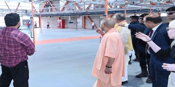 वाराणसी : मुख्यमंत्री योगी ने अरविंद मिल के लोकार्पण की तैयारियों का लिया जायजा