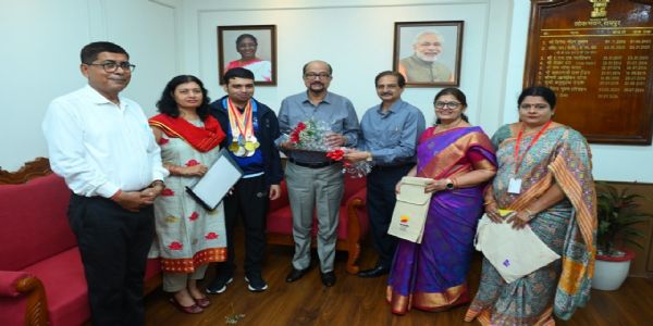राज्यपाल डेका ने की विशेष ओलंपिक में स्वर्ण पदक विजेता इभानन साहू की सराहना