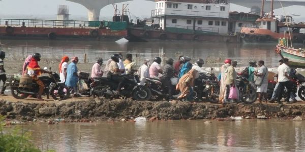 गंगा का जलस्तर घटने से बियाडा घाट पर स्टीमर परिचालन संकट में, जिला प्रशासन ने संभाला मोर्चा
