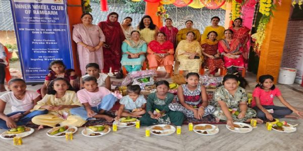 कन्या पूजन कर बांटी खुशियां, उपहार पाकर खिल उठे नन्हे चेहरे