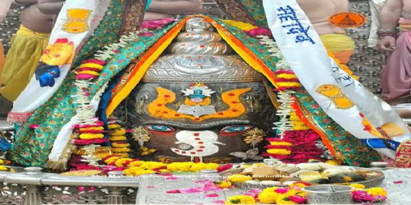 भस्म आरती में राजा स्वरूप में सजे बाबा महाकाल, भांग-चंदन और रजत आभूषणों से हुआ श्रृंगार