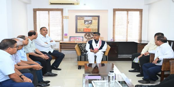 कृषि अनुसंधान को किसानों तक पहुंचाने पर जोर, पीयूष ने एएयू के अधिकारियों से की चर्चा