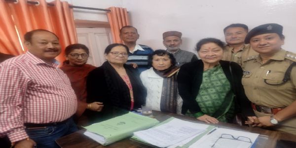 पेंशनरों के पहचान पत्र और शहर की यातायात व्यवस्था पर अधिकारियों से मिले पेंशनर