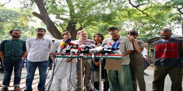 पुलिस हिरासत में छात्रों से मारपीट के आरोप, राहुल गांधी ने पेश किए प्रदर्शनकारी