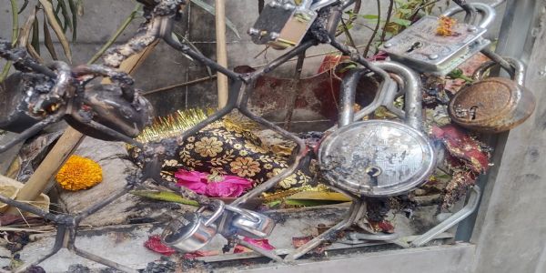 बंगाली मोहाल का प्राचीन मां काली मंदिर, जहां मन्नत के लिए बांधे जाते हैं ताले