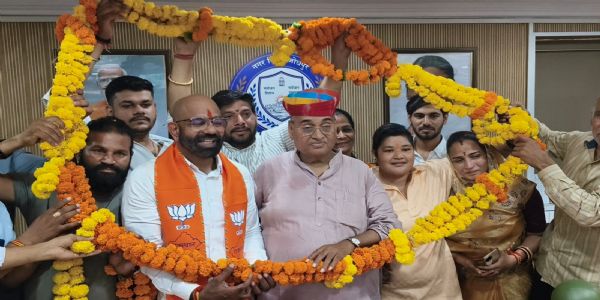 महापौर ने विधिवत शुरू किया काम, उप महापौर ने संभाला पदभार