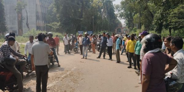 एचईसी मुख्यालय के समक्ष दूसरे दिन भी आंदोलन जारी, चार मांगों पर अड़े कर्मचारी